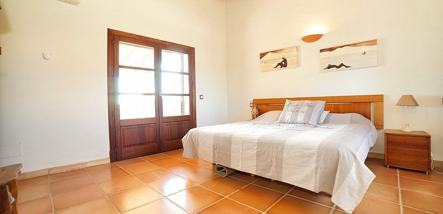 Casa de campo en venta en Colonia de Sant Jordi con piscina, vistas al mar y ubicación exclusiva