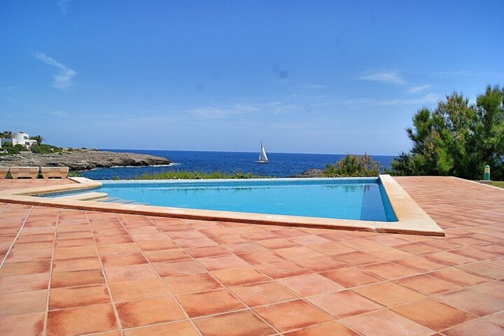 Amazing waterfront villa for sale in Cala D’Or