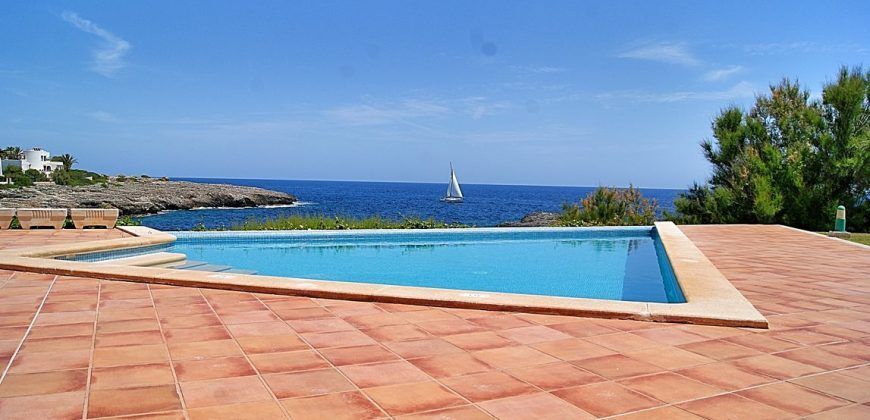 Amazing waterfront villa for sale in Cala D’Or