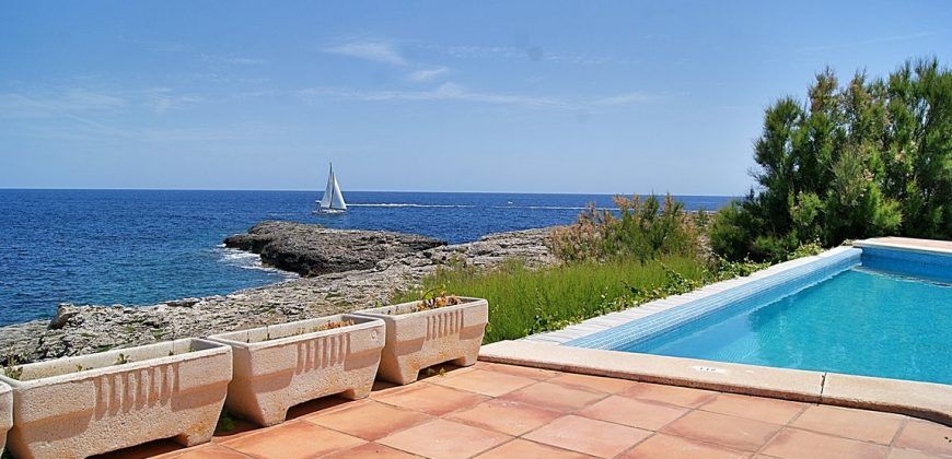 Amazing waterfront villa for sale in Cala D’Or