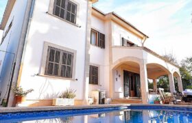 Amplio chalet en venta con piscina a 150 metros del mar en Sa Ràpita