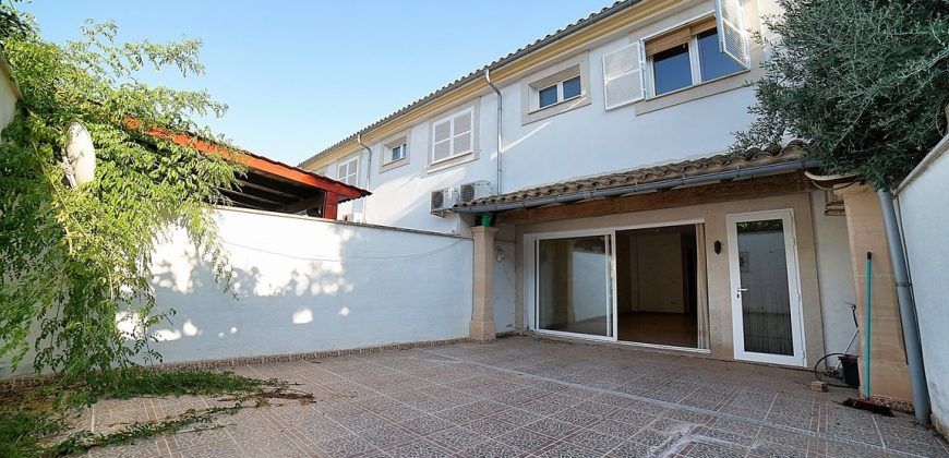 Amplia casa adosada en venta en Ses Salines
