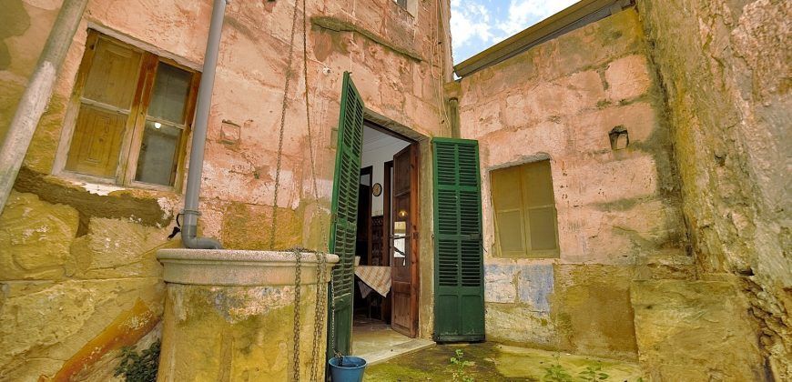 Charming townhouse for sale with garden in Ses Salines