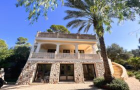 Villa en venta junto al mar en Cala Llombards
