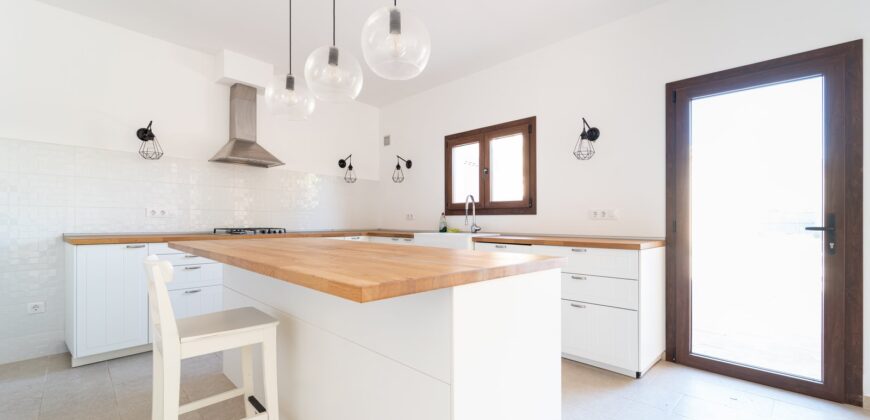 Townhouse to rent in Ses Salines with 4 bedrooms, 2 bathrooms and two large terraces