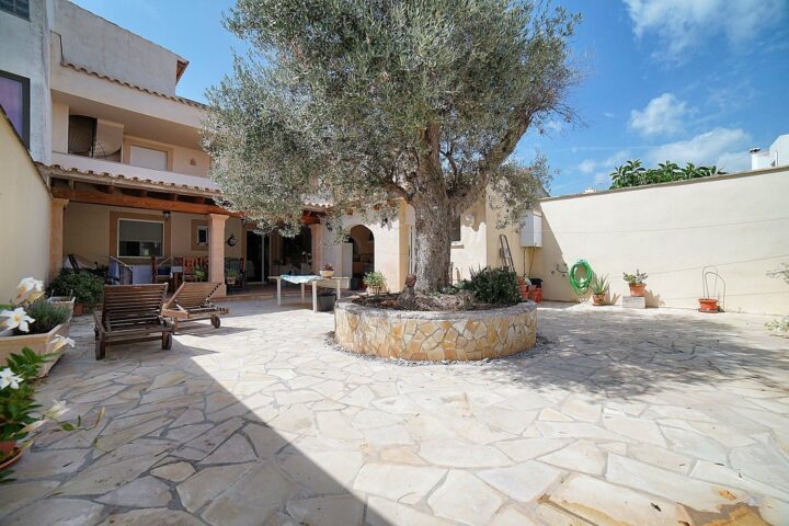 Casa en alquiler con amplio jardín en Colonia de Sant Jordi
