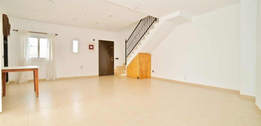 Amplia casa adosada en venta en Es Llombards
