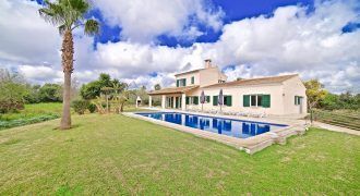 Casa de campo en venta con piscina junto a Portocolom