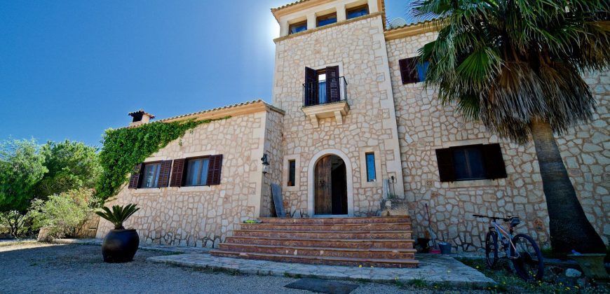 Country house for sale with holiday rental license in Es Llombards