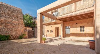 Casa de pueblo renovada de 220 m² con gran terraza en alquiler en Es Llombards