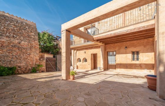 Casa de pueblo renovada de 220 m² con gran terraza en alquiler en Es Llombards