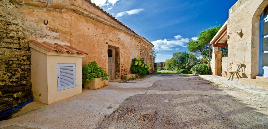 Renoviertes Dorfhaus mit Garten und Meerblick zur Miete in Ses Salines