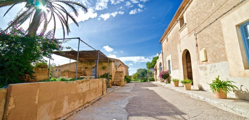 Renoviertes Dorfhaus mit Garten und Meerblick zur Miete in Ses Salines