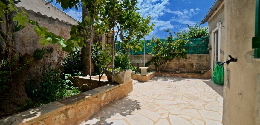 Amplia casa de pueblo con patio y terraza en Ses Salines