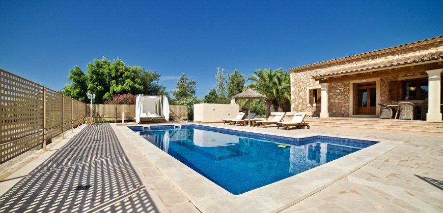 Preciosa casa de campo con piscina junto a Campos