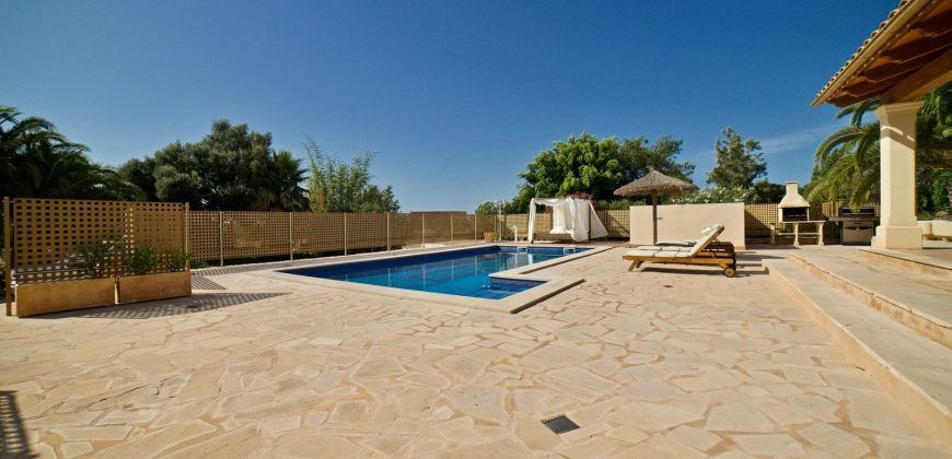 Preciosa casa de campo con piscina junto a Campos