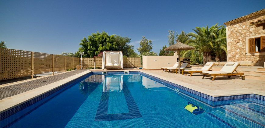 Preciosa casa de campo con piscina junto a Campos