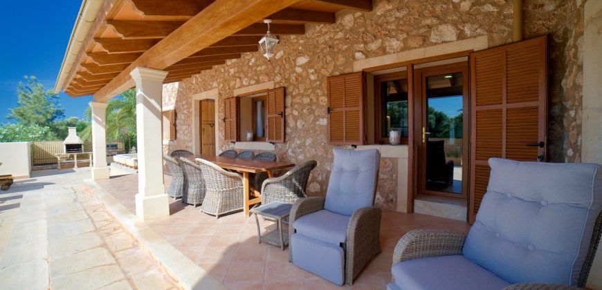 Preciosa casa de campo con piscina junto a Campos