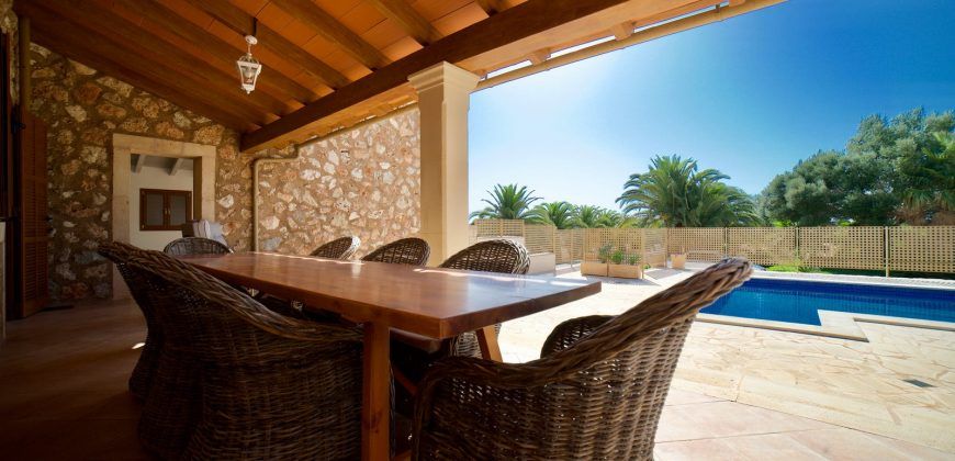 Preciosa casa de campo con piscina junto a Campos