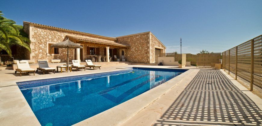 Preciosa casa de campo con piscina junto a Campos