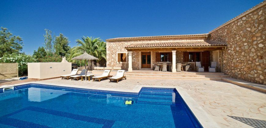 Preciosa casa de campo con piscina junto a Campos