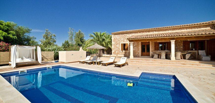Preciosa casa de campo con piscina junto a Campos