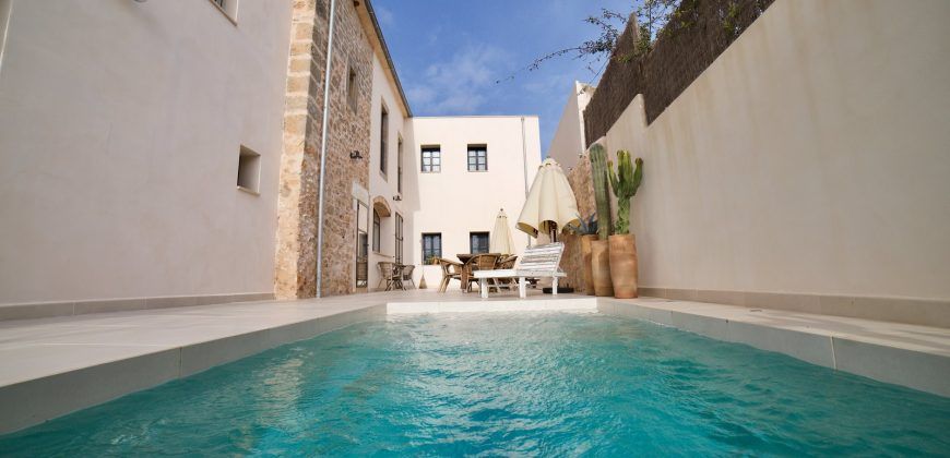Impecable casa de pueblo reformada con jardín y piscina en Santanyí