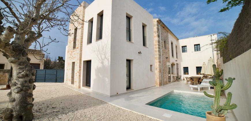 Impecable casa de pueblo reformada con jardín y piscina en Santanyí