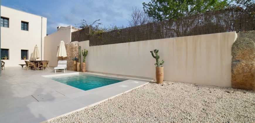 Impecable casa de pueblo reformada con jardín y piscina en Santanyí