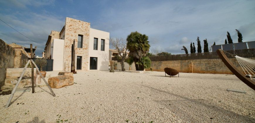 Impecable casa de pueblo reformada con jardín y piscina en Santanyí