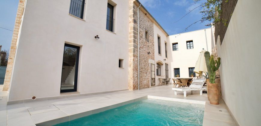Impecable casa de pueblo reformada con jardín y piscina en Santanyí