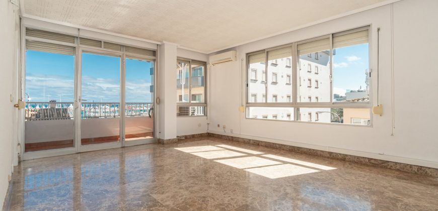 Piso con terraza y vistas al mar en Palma