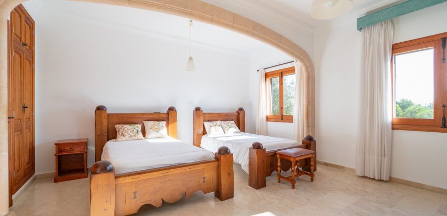 Casa de campo en venta con piscina y casa de invitados en Campos