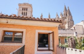 Atico en alquiler junto a la Catedral de Palma en un edificio señorial rehabilitado