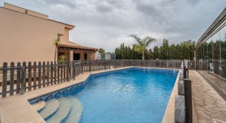 Villa for sale with garden and swimming pool in Portocolom