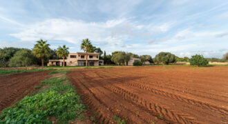Casa de campo con piscina en venta junto a Ses Salines