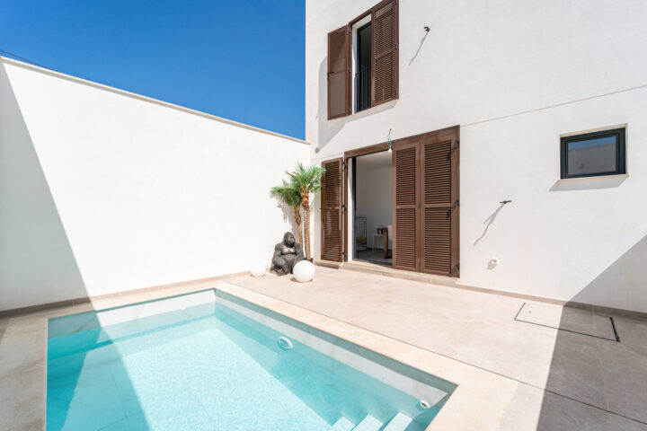 Ground floor house for sale in Colonia de Sant Jordi with private garden and pool