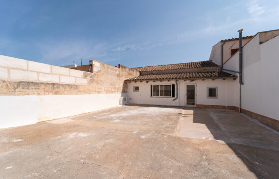 Casa de pueblo en alquiler en Ses Salines totalmente reformada y con una amplia terraza