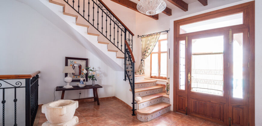 Mallorcan town house for rrent in Campos with patio, terrace, and three bedrooms
