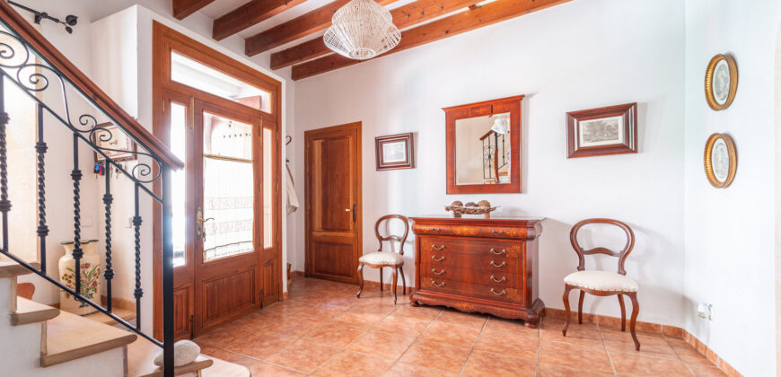 Mallorcan town house for rrent in Campos with patio, terrace, and three bedrooms