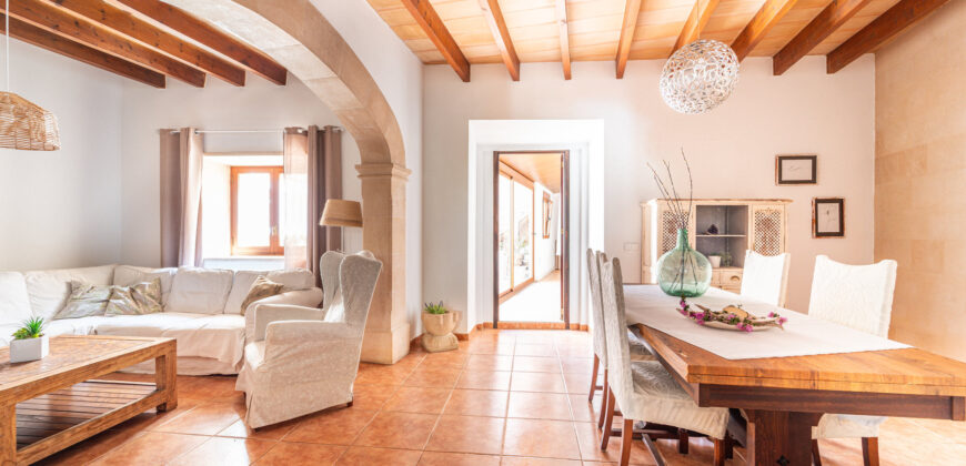 Mallorcan town house for rrent in Campos with patio, terrace, and three bedrooms