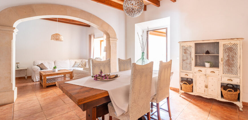 Mallorcan town house for rrent in Campos with patio, terrace, and three bedrooms