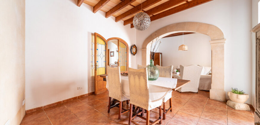 Mallorcan town house for rrent in Campos with patio, terrace, and three bedrooms