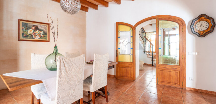 Mallorcan town house for rrent in Campos with patio, terrace, and three bedrooms