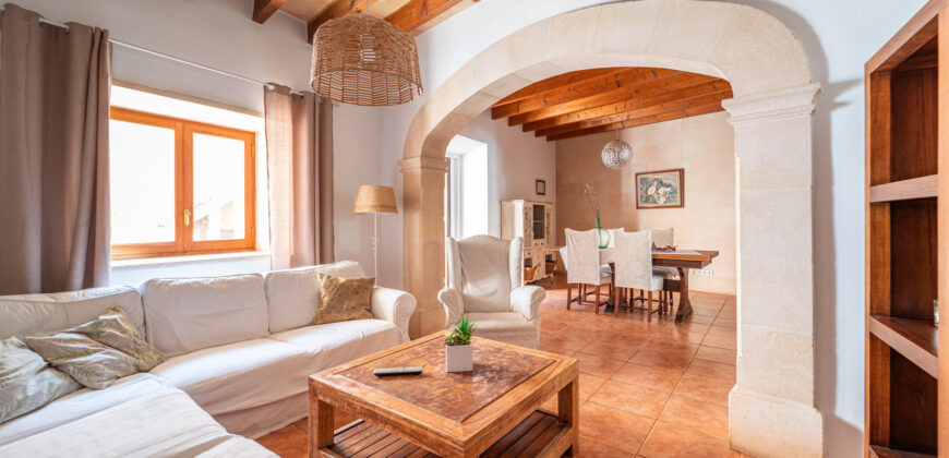 Mallorcan town house for rrent in Campos with patio, terrace, and three bedrooms