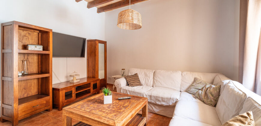 Mallorcan town house for rrent in Campos with patio, terrace, and three bedrooms