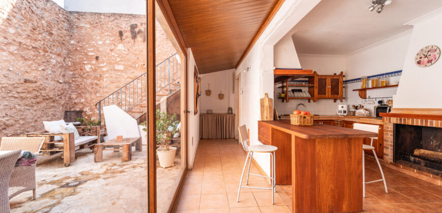 Mallorcan town house for rrent in Campos with patio, terrace, and three bedrooms