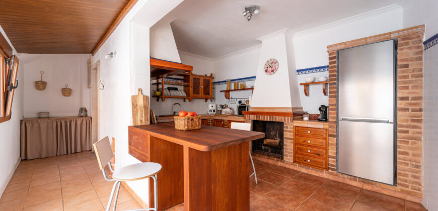 Mallorcan town house for rrent in Campos with patio, terrace, and three bedrooms