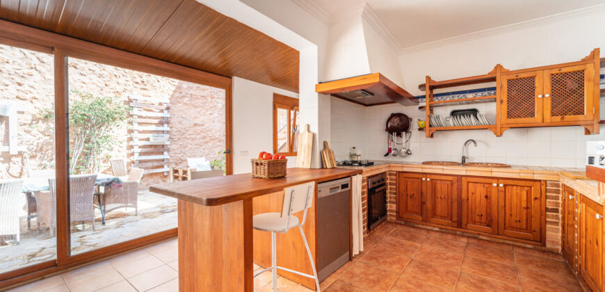 Mallorcan town house for rrent in Campos with patio, terrace, and three bedrooms