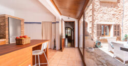 Mallorcan town house for rrent in Campos with patio, terrace, and three bedrooms